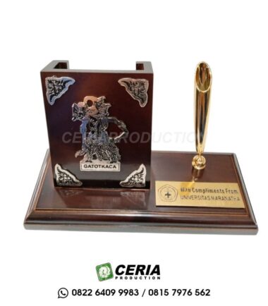 Plakat Kayu Pen Holder